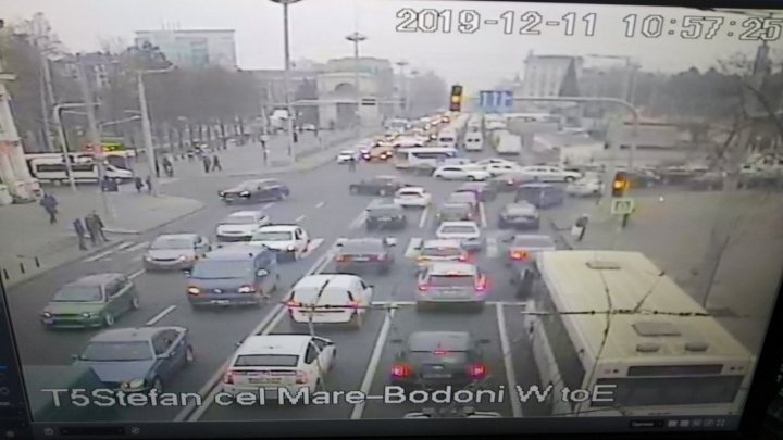 AMBUTEIAJ INFERNAL în centrul Capitalei. Se circulă bară la bară (FOTO/VIDEO)