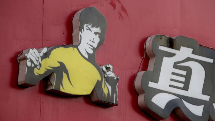 Fiica lui Bruce Lee dă în judecată un lanţ de restaurante. Care este motivul