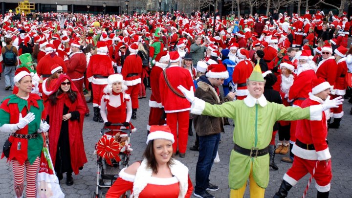 Distracţie în scop caritabil. Sute de Moşi Crăciun şi Crăciuniţe au defilat prin New York cu ocazia evenimentului SantaCon