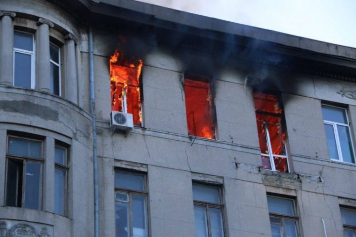 Imagini care îţi taie respiraţia de la incendiul devastator din Odesa  (FOTO/VIDEO)