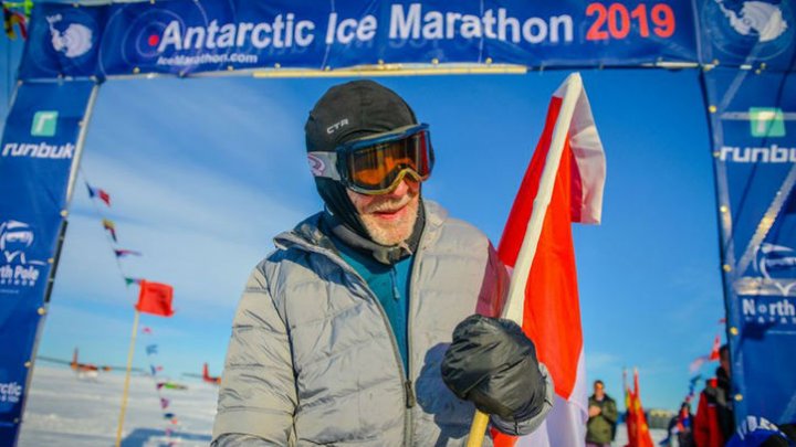 "Antarctic Ice Marathon". Un sportiv de 84 de ani a parcurs pe zăpadă o distanţă de 42 de kilometri în 11 ore