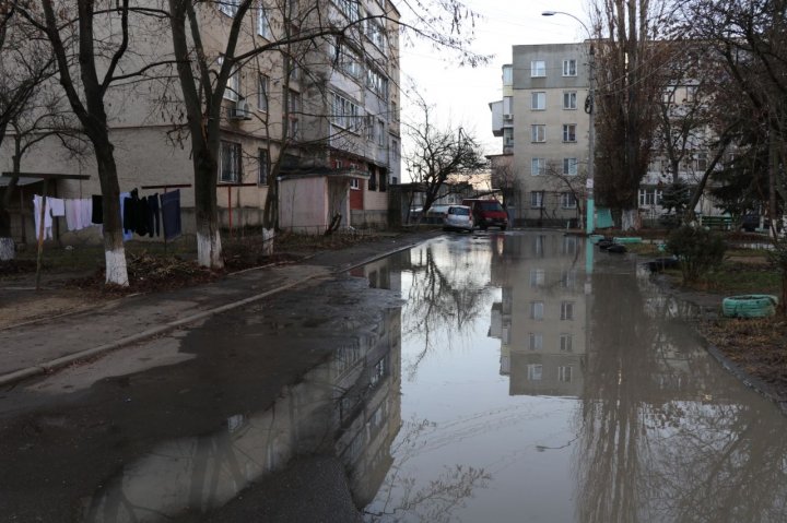 Curtea unui bloc din Capitală, INUNDATĂ (VIDEO/FOTO)