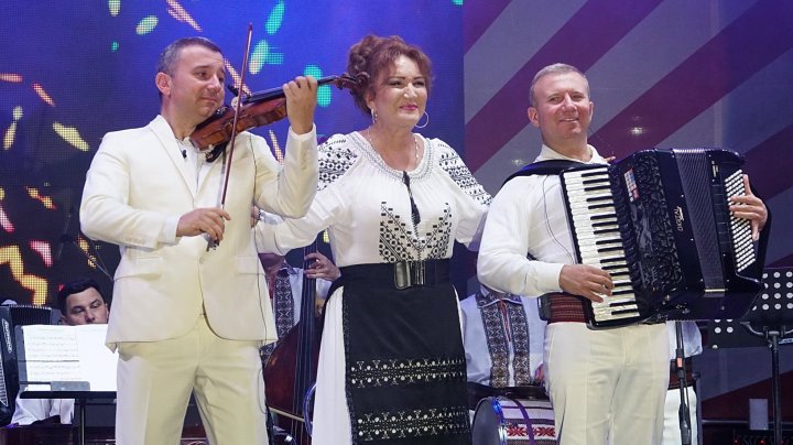 E sărbătoare și răsuna muzica! Zinaida Julea împlineşte 68 de ani