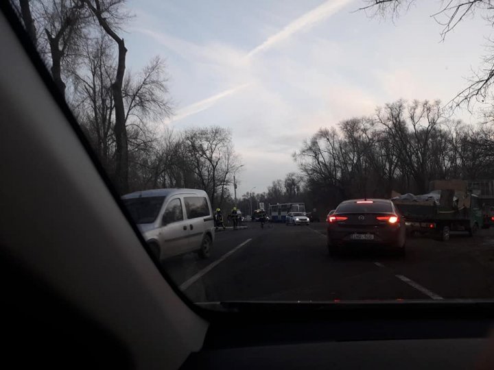 Incident pe strada Munceşti din Capitală. Un stâlp de electricitate a căzut pe carosabil. Explicaţia halucinantă a poliţiştilor (FOTO)