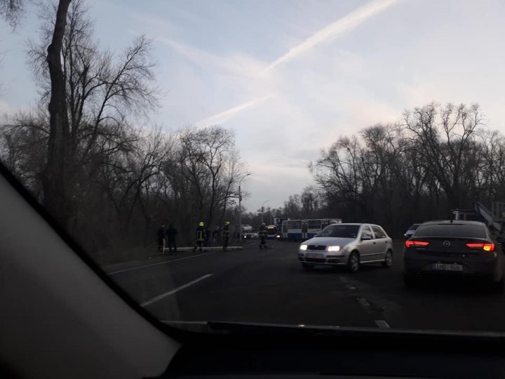 Incident pe strada Munceşti din Capitală. Un stâlp de electricitate a căzut pe carosabil. Explicaţia halucinantă a poliţiştilor (FOTO)