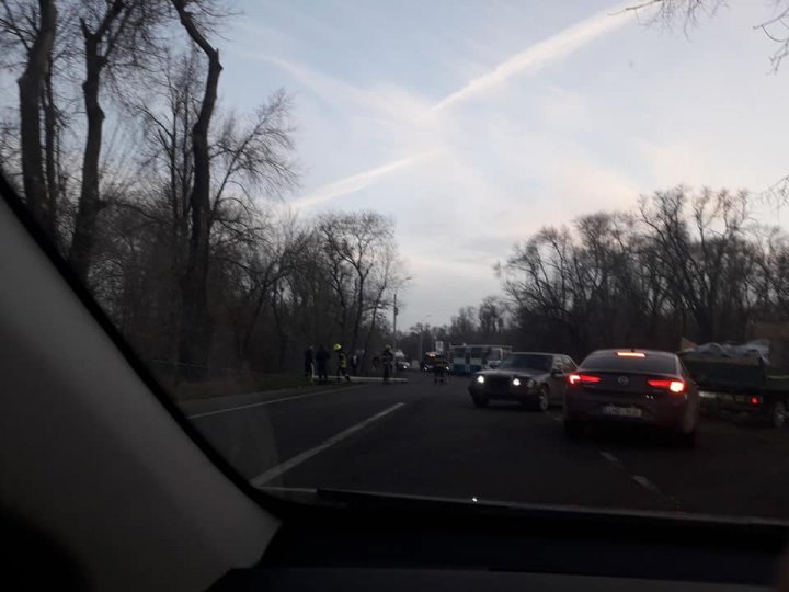 Incident pe strada Munceşti din Capitală. Un stâlp de electricitate a căzut pe carosabil. Explicaţia halucinantă a poliţiştilor (FOTO)