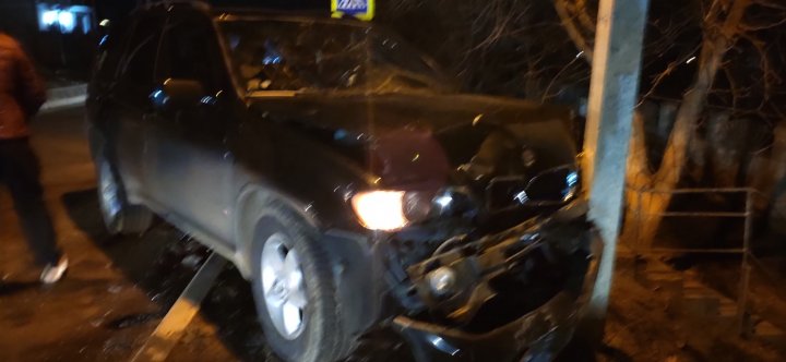 Accident violent la Durlești. O mașină a ajuns într-un stâlp, iar alta grav avariată (FOTO/VIDEO)