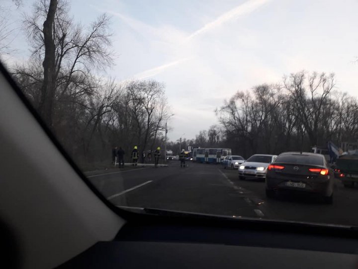 Incident pe strada Munceşti din Capitală. Un stâlp de electricitate a căzut pe carosabil. Explicaţia halucinantă a poliţiştilor (FOTO)