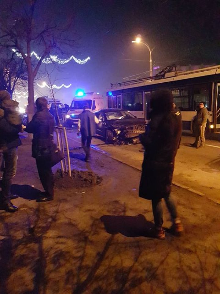 Accident grav lângă circul din Capitală. Ambulanța și pompierii sunt la fața locului (FOTO/VIDEO)