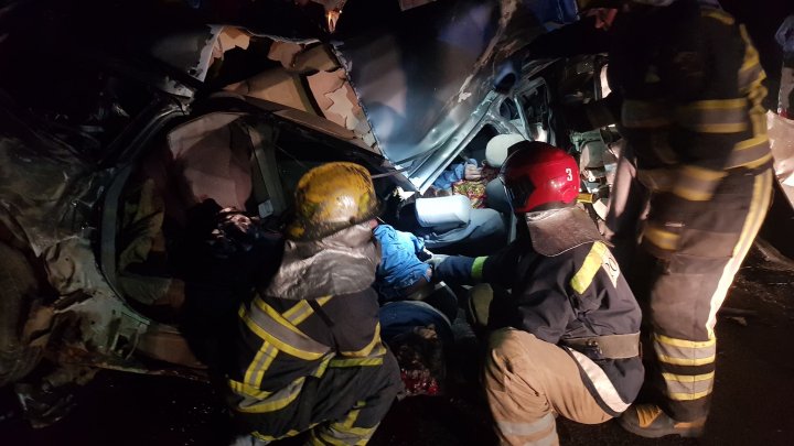 CARNAGIU lângă Cojuşna. Cel puţin doi morţi într-un accident cu patru maşini (FOTO/VIDEO)