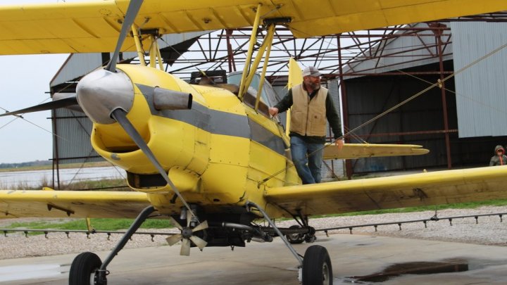 Orașul care a fost stropit cu apă sfințită aruncată din avion