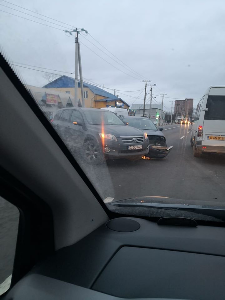 Accident matinal în oraşul Vatra. Două maşini s-au ciocnit violent (FOTO)