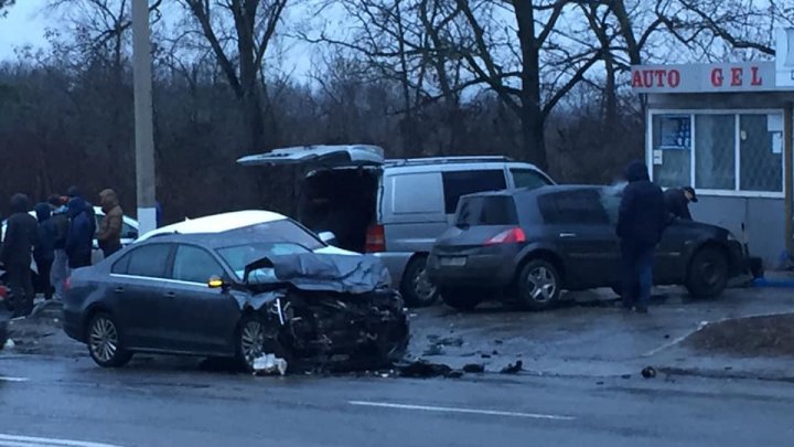 Grav accident rutier în Capitală. Două maşini, făcute zob. Poliţia şi ambulanţa, la faţa locului (FOTO/VIDEO)