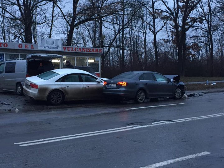 Grav accident rutier în Capitală. Două maşini, făcute zob. Poliţia şi ambulanţa, la faţa locului (FOTO/VIDEO)