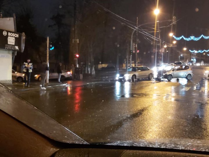 Încă un accident în Capitală. Trei mașini s-au ciocnit la intersecția străzilor Ismail și Mihail Kogălniceanu (FOTO)