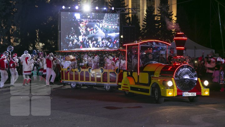 CAPITALA, GATA DE SĂRBĂTORI: Pomul de Crăciun, inaugurat cu mult fast (FOTO)