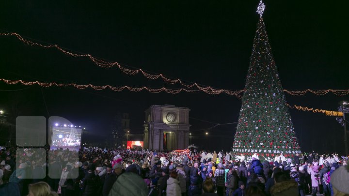 CAPITALA, GATA DE SĂRBĂTORI: Pomul de Crăciun, inaugurat cu mult fast (FOTO)