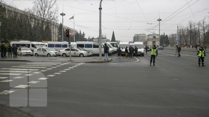 MOLDOVA, PARALIZATĂ! Transportatorii, în grevă, iar călătorii au stat blocaţi în autogări (FOTO/VIDEO)