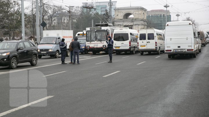 MOLDOVA, PARALIZATĂ! Transportatorii, în grevă, iar călătorii au stat blocaţi în autogări (FOTO/VIDEO)