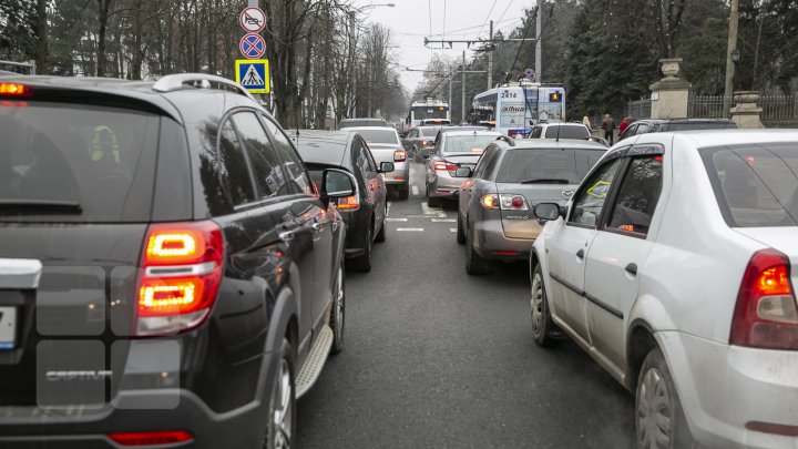 AMBUTEIAJ INFERNAL în centrul Capitalei. Se circulă bară la bară (FOTO/VIDEO)