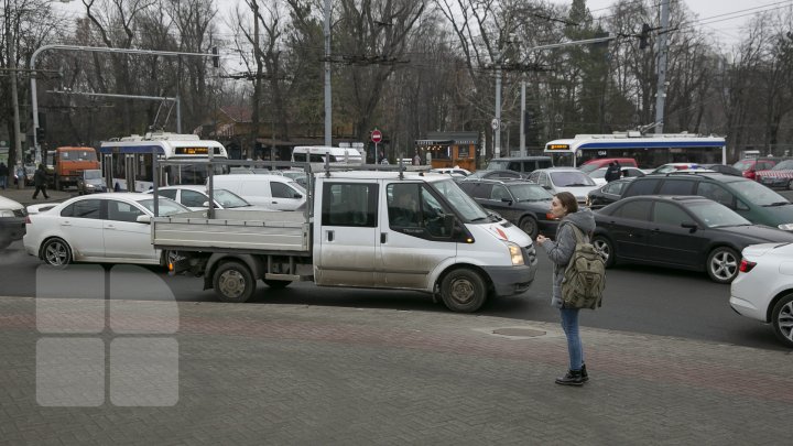 AMBUTEIAJ INFERNAL în centrul Capitalei. Se circulă bară la bară (FOTO/VIDEO)