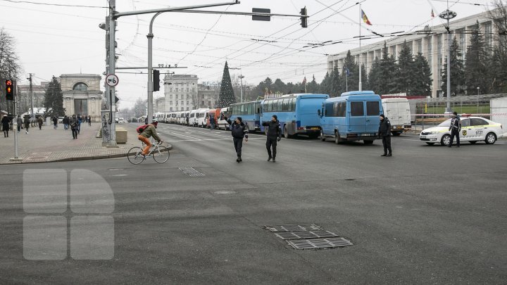 MOLDOVA, PARALIZATĂ! Transportatorii, în grevă, iar călătorii au stat blocaţi în autogări (FOTO/VIDEO)