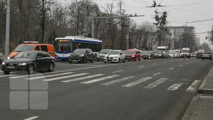 AMBUTEIAJ INFERNAL în centrul Capitalei. Se circulă bară la bară (FOTO/VIDEO)