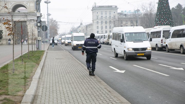 MOLDOVA, PARALIZATĂ! Transportatorii, în grevă, iar călătorii au stat blocaţi în autogări (FOTO/VIDEO)