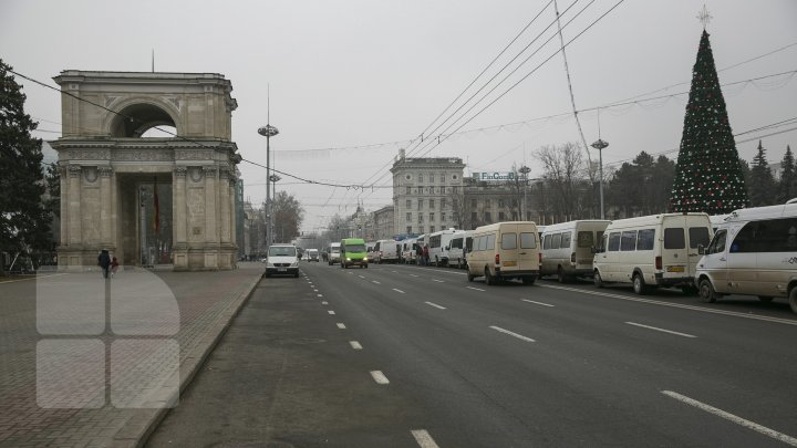 MOLDOVA, PARALIZATĂ! Transportatorii, în grevă, iar călătorii au stat blocaţi în autogări (FOTO/VIDEO)