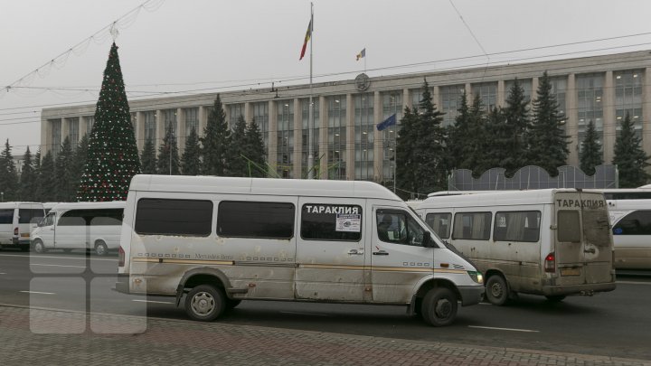 MOLDOVA, PARALIZATĂ! Transportatorii, în grevă, iar călătorii au stat blocaţi în autogări (FOTO/VIDEO)