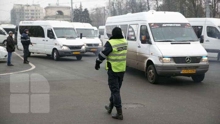 MOLDOVA, PARALIZATĂ! Transportatorii, în grevă, iar călătorii au stat blocaţi în autogări (FOTO/VIDEO)