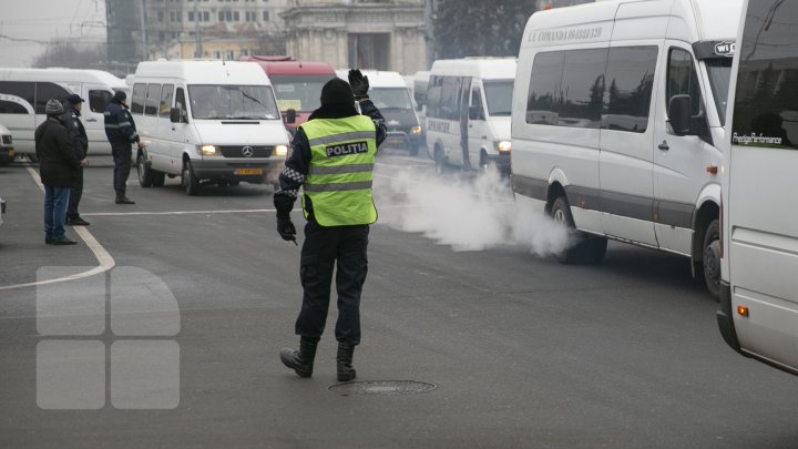 MOLDOVA, PARALIZATĂ! Transportatorii, în grevă, iar călătorii au stat blocaţi în autogări (FOTO/VIDEO)