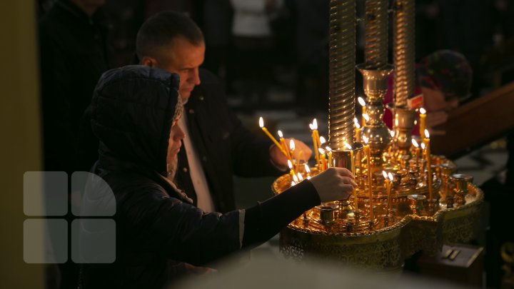 Moaştele Sfântului Nicolae au fost aduse la Catedrala Mitropolitană. Creştinii au făcut cozi pentru a se închina (FOTOREPORT)