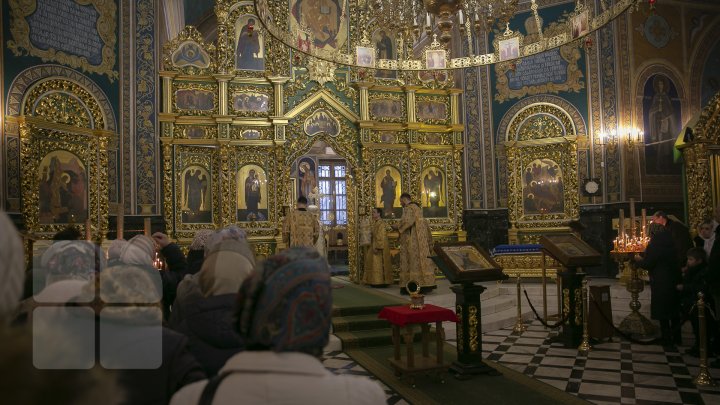 Moaştele Sfântului Nicolae au fost aduse la Catedrala Mitropolitană. Creştinii au făcut cozi pentru a se închina (FOTOREPORT)