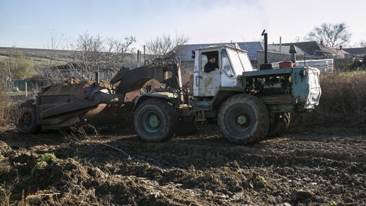 Peste UN MILION de LEI, dus pe apa sâmbetei. Mai multe case din satul Cazaclia riscă să se ruineze (FOTOREPORT)