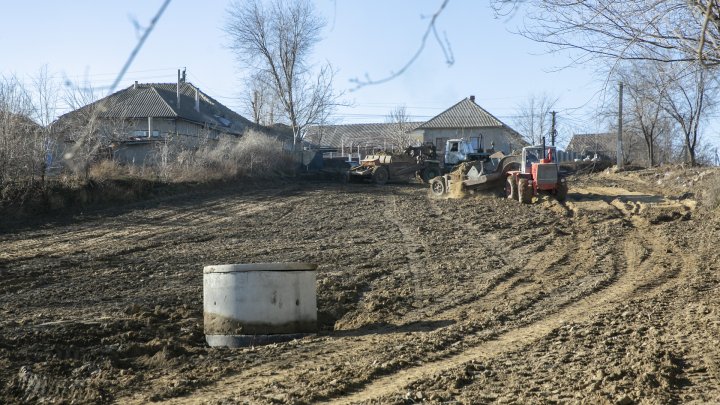 Peste UN MILION de LEI, dus pe apa sâmbetei. Mai multe case din satul Cazaclia riscă să se ruineze (FOTOREPORT)