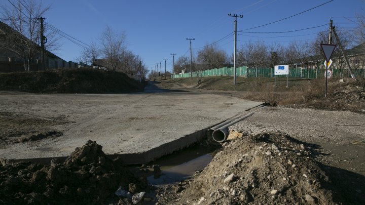 Peste UN MILION de LEI, dus pe apa sâmbetei. Mai multe case din satul Cazaclia riscă să se ruineze (FOTOREPORT)