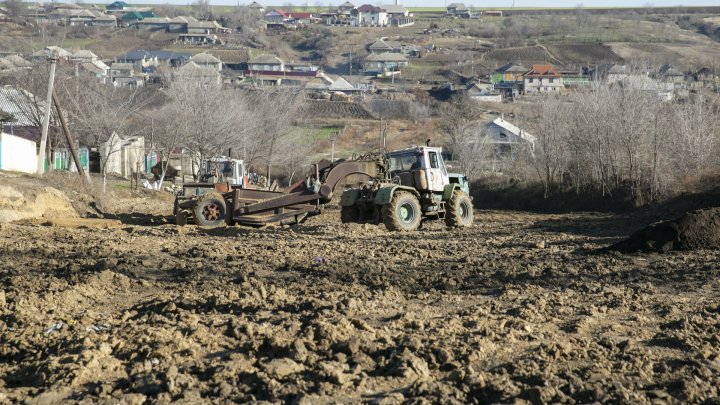 Peste UN MILION de LEI, dus pe apa sâmbetei. Mai multe case din satul Cazaclia riscă să se ruineze (FOTOREPORT)