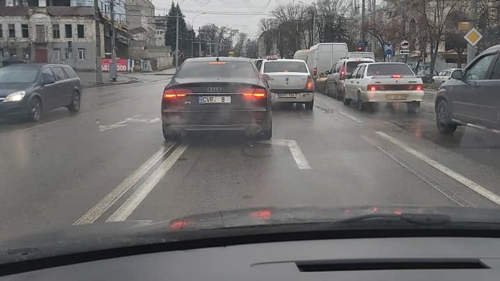 Un şofer teribilist, la un pas de a produce un accident. Uite-l cum circulă prin Capitală (FOTO)