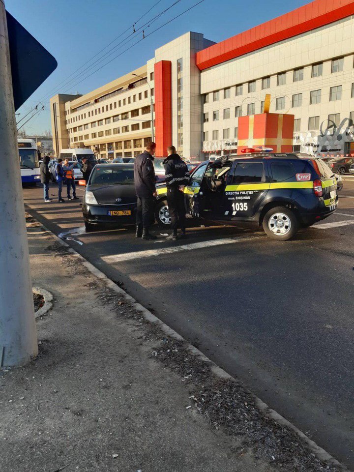 HAOS pe o stradă din Capitală, în urma unui ACCIDENT ÎN LANŢ. A fost implicată şi o maşină a poliţiei (FOTO)