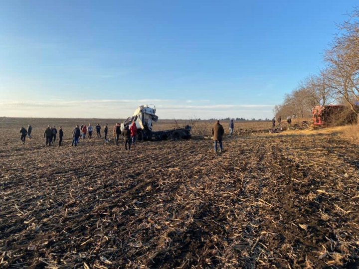 ACCIDENT DE GROAZĂ la Sîngerei. Un TIR, făcut praf. Şoferul a fost transportat la spital (FOTO/VIDEO) 