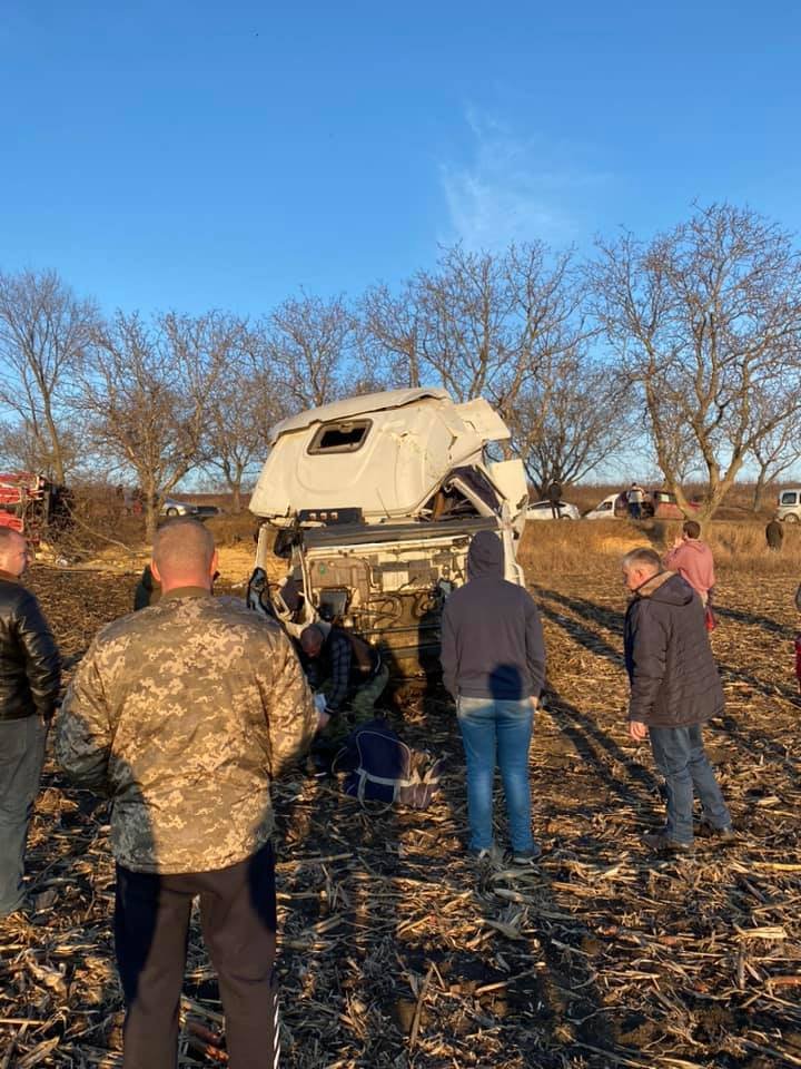 ACCIDENT DE GROAZĂ la Sîngerei. Un TIR, făcut praf. Şoferul a fost transportat la spital (FOTO/VIDEO) 