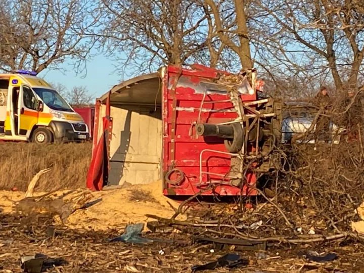 ACCIDENT DE GROAZĂ la Sîngerei. Un TIR, făcut praf. Şoferul a fost transportat la spital (FOTO/VIDEO) 