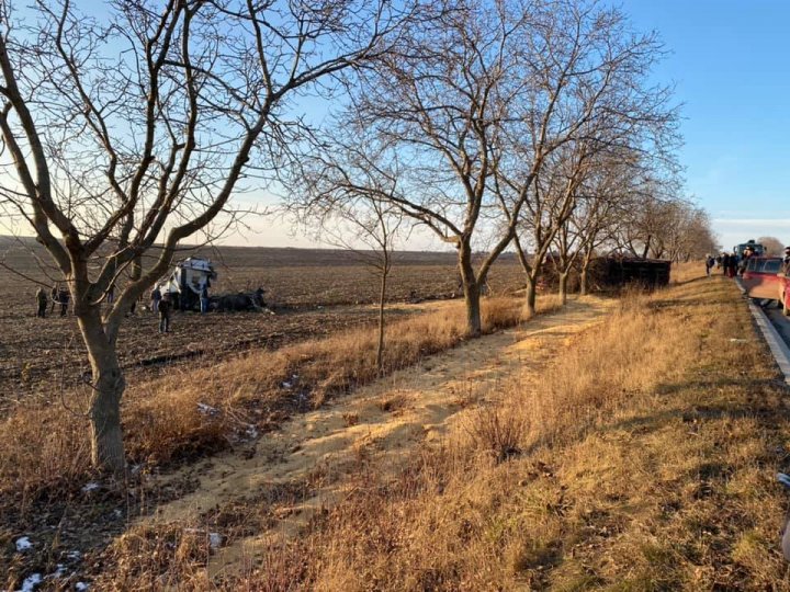 ACCIDENT DE GROAZĂ la Sîngerei. Un TIR, făcut praf. Şoferul a fost transportat la spital (FOTO/VIDEO) 