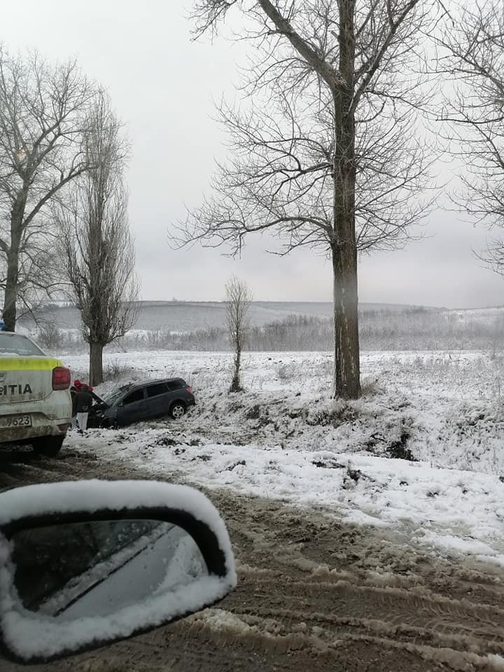 ACCIDENT GRAV în raionul Rezina. O maşină s-a răsturnat într-un şanţ. Poliţia, la faţa locului (FOTO)