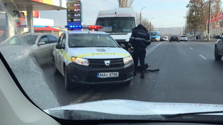 ACCIDENT GRAV în Capitală: Implicat un microbuz de rută şi o maşină a poliţiei (FOTO)