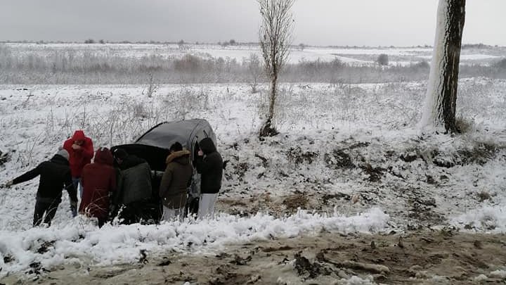 ACCIDENT GRAV în raionul Rezina. O maşină s-a răsturnat într-un şanţ. Poliţia, la faţa locului (FOTO)