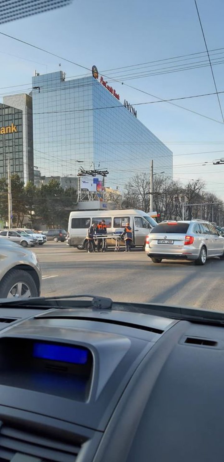 ACCIDENT GRAV în centrul Capitalei. Un microbuz de linie s-a ciocnit violent cu o maşină. Ambulanţa, la faţa locului (FOTO)