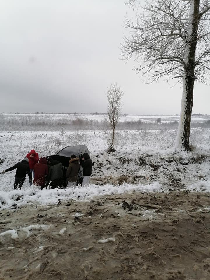 ACCIDENT GRAV în raionul Rezina. O maşină s-a răsturnat într-un şanţ. Poliţia, la faţa locului (FOTO)