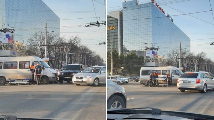 ACCIDENT GRAV în centrul Capitalei. Un microbuz de linie s-a ciocnit violent cu o maşină. Ambulanţa, la faţa locului (FOTO)